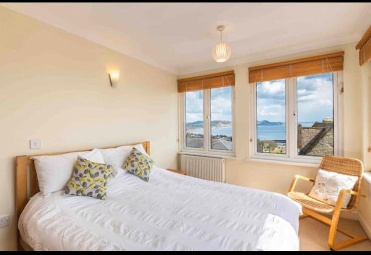 Fantastic Spacious House With Beautiful Panoramic Views Of The Bay Only A Few Minutes Walk From Beach Harbour And Restaurants This House Has 3 Bedrooms 3 Bathrooms And 2 Lovely Sitting Rooms 라임레지스 외부 사진