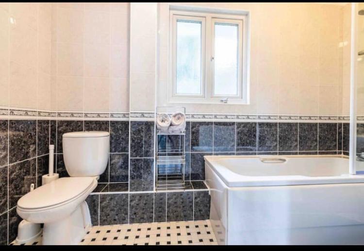 Fantastic Spacious House With Beautiful Panoramic Views Of The Bay Only A Few Minutes Walk From Beach Harbour And Restaurants This House Has 3 Bedrooms 3 Bathrooms And 2 Lovely Sitting Rooms 라임레지스 외부 사진