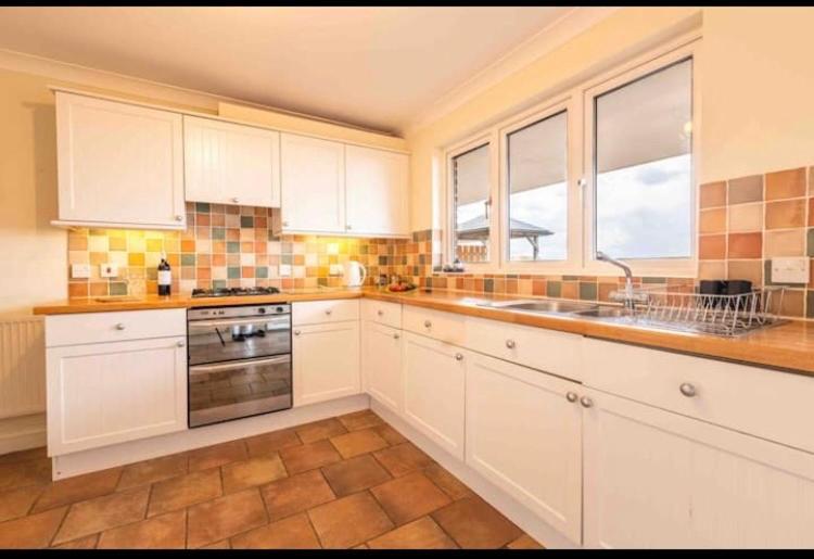 Fantastic Spacious House With Beautiful Panoramic Views Of The Bay Only A Few Minutes Walk From Beach Harbour And Restaurants This House Has 3 Bedrooms 3 Bathrooms And 2 Lovely Sitting Rooms 라임레지스 외부 사진