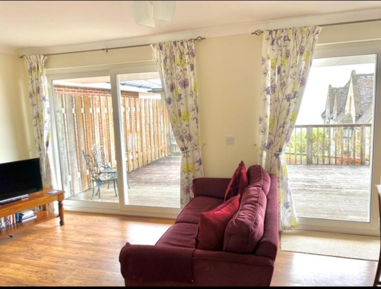 Fantastic Spacious House With Beautiful Panoramic Views Of The Bay Only A Few Minutes Walk From Beach Harbour And Restaurants This House Has 3 Bedrooms 3 Bathrooms And 2 Lovely Sitting Rooms 라임레지스 외부 사진